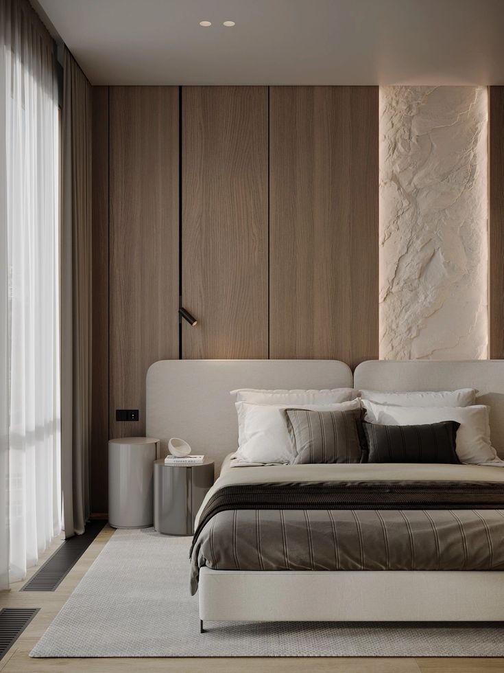 Спальня в мягком минимализме с панелями под дерево, светлым изголовьем и фактурной стеной