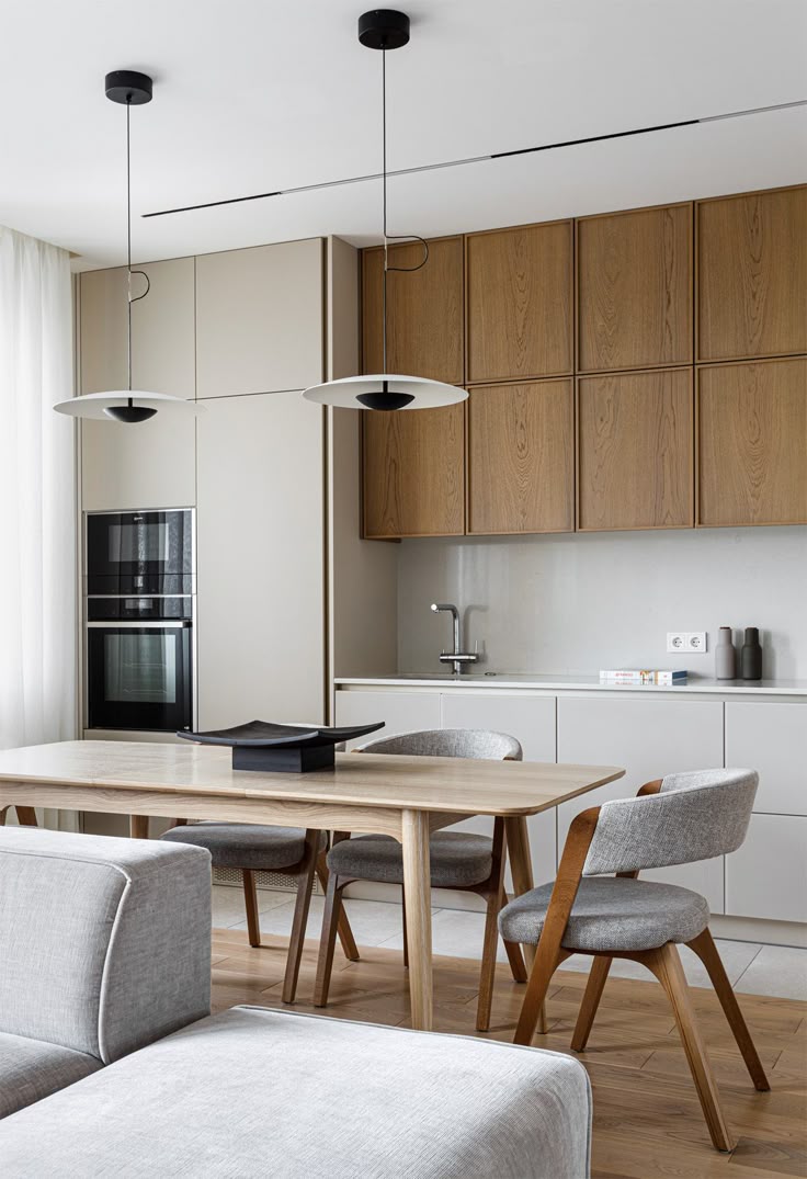Кухня-гостиная в стиле джапанди с натуральным деревом, светлыми фасадами и лаконичной мебелью