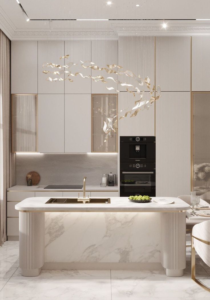 Светлая кухня с островом, мраморными фасадами и встроенной техникой